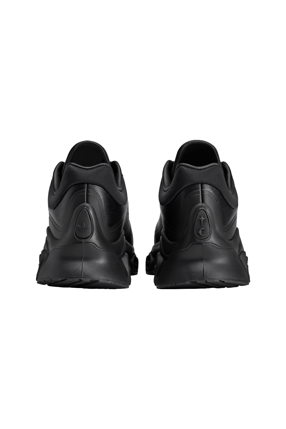 תמונת תקריב של נעלי סניקרס