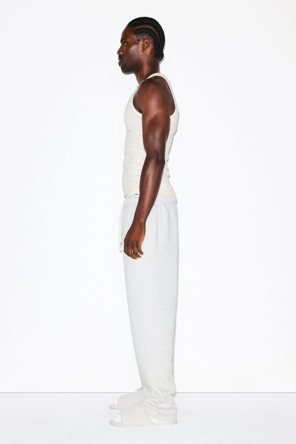 תמונת תקריב דוגמן של STRAIGHT LEG PANT