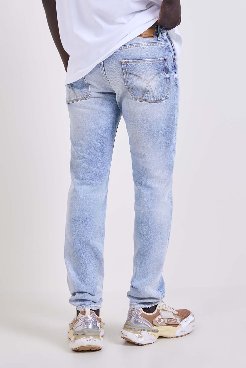 תמונת דוגמן אחורית של מכנסי ג'ינס בגזרת סלים