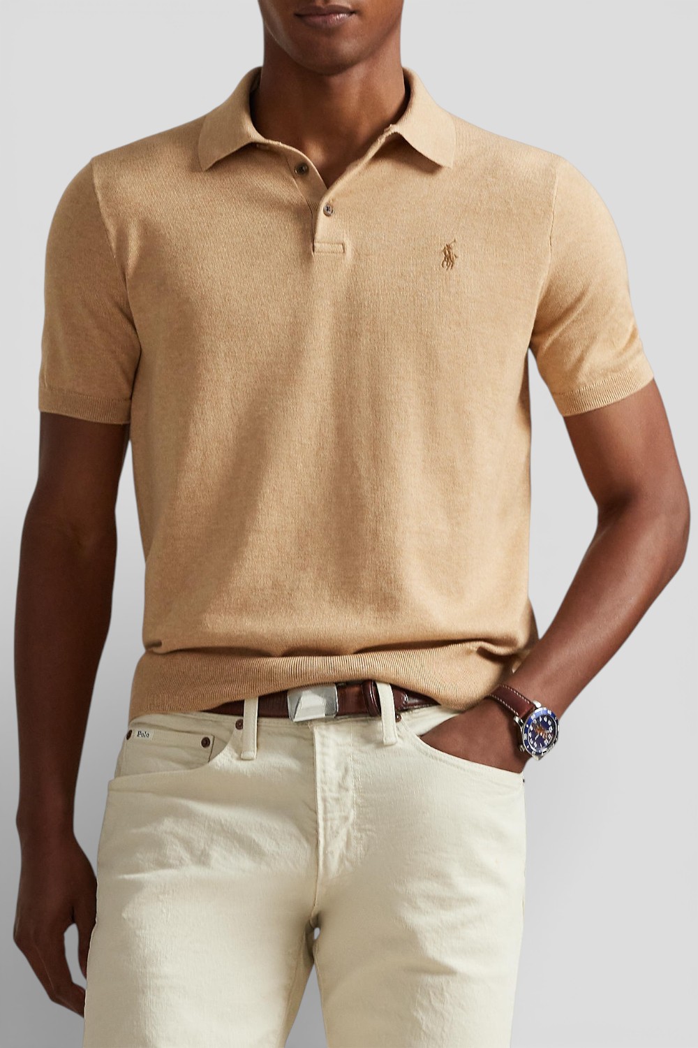 תמונת דוגמן קידמית של חולצת פולו