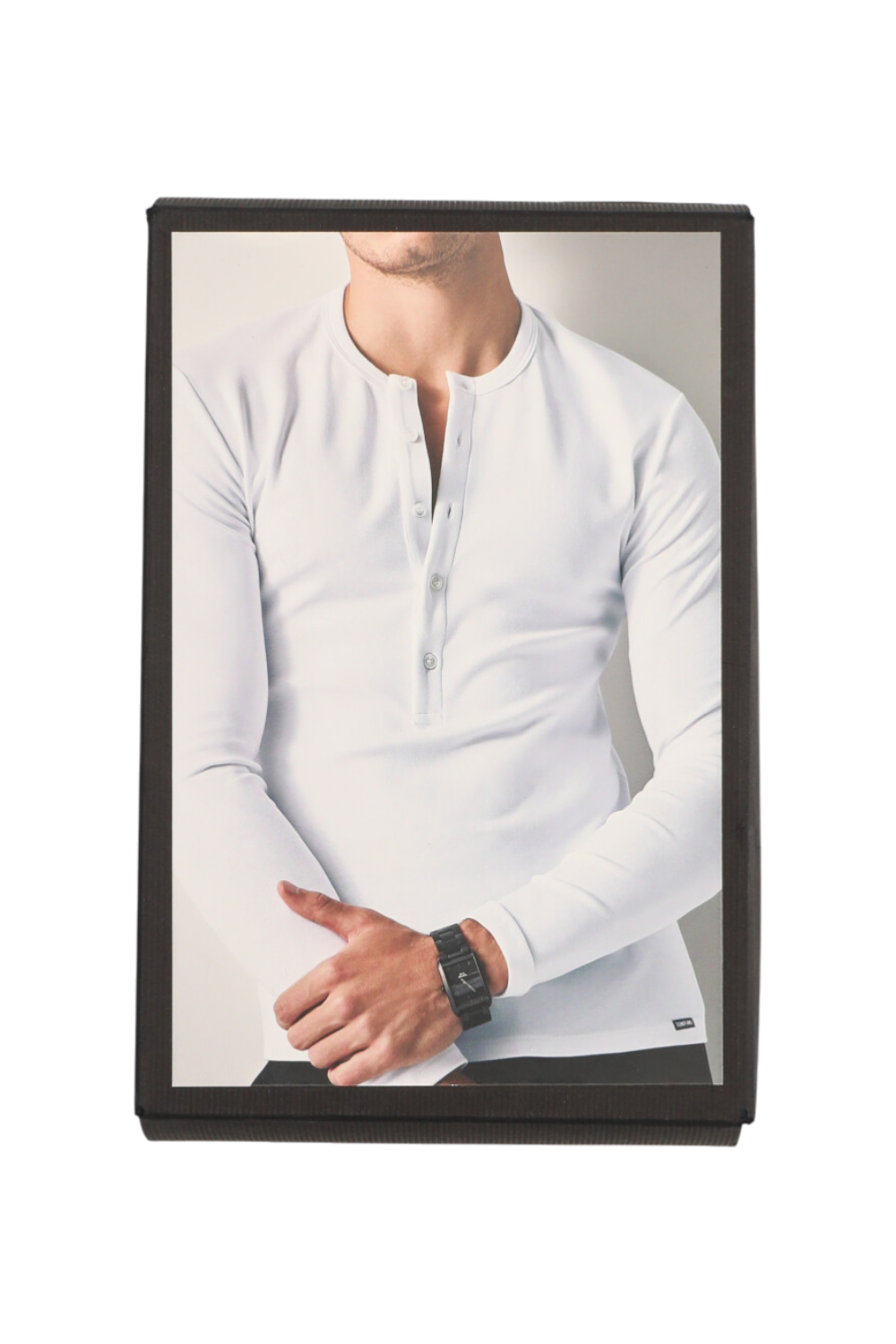 תמונת תקריב של חולצת טי שרוול ארוך