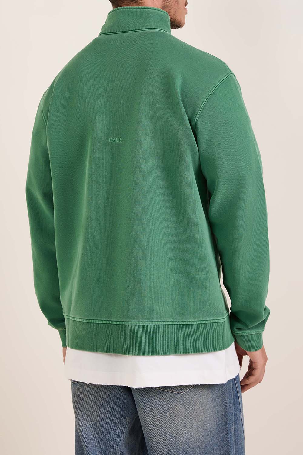 תמונת דוגמן אחורית של סווטשירט עם רוכסן