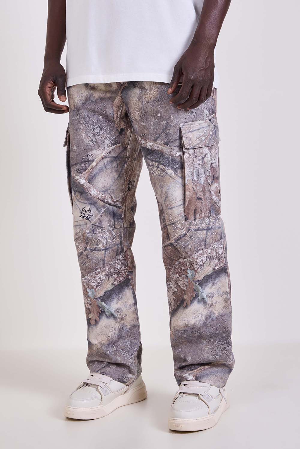 תמונת דוגמן קידמית של מכנסי קרגו בגזרה ישרה