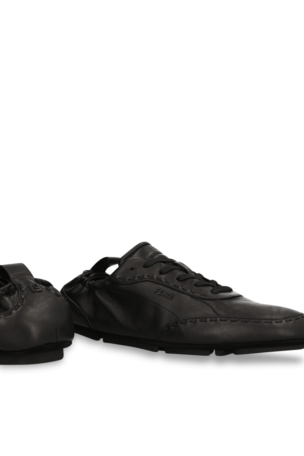 תמונת תקריב של נעלי סניקרס פנדי פיט