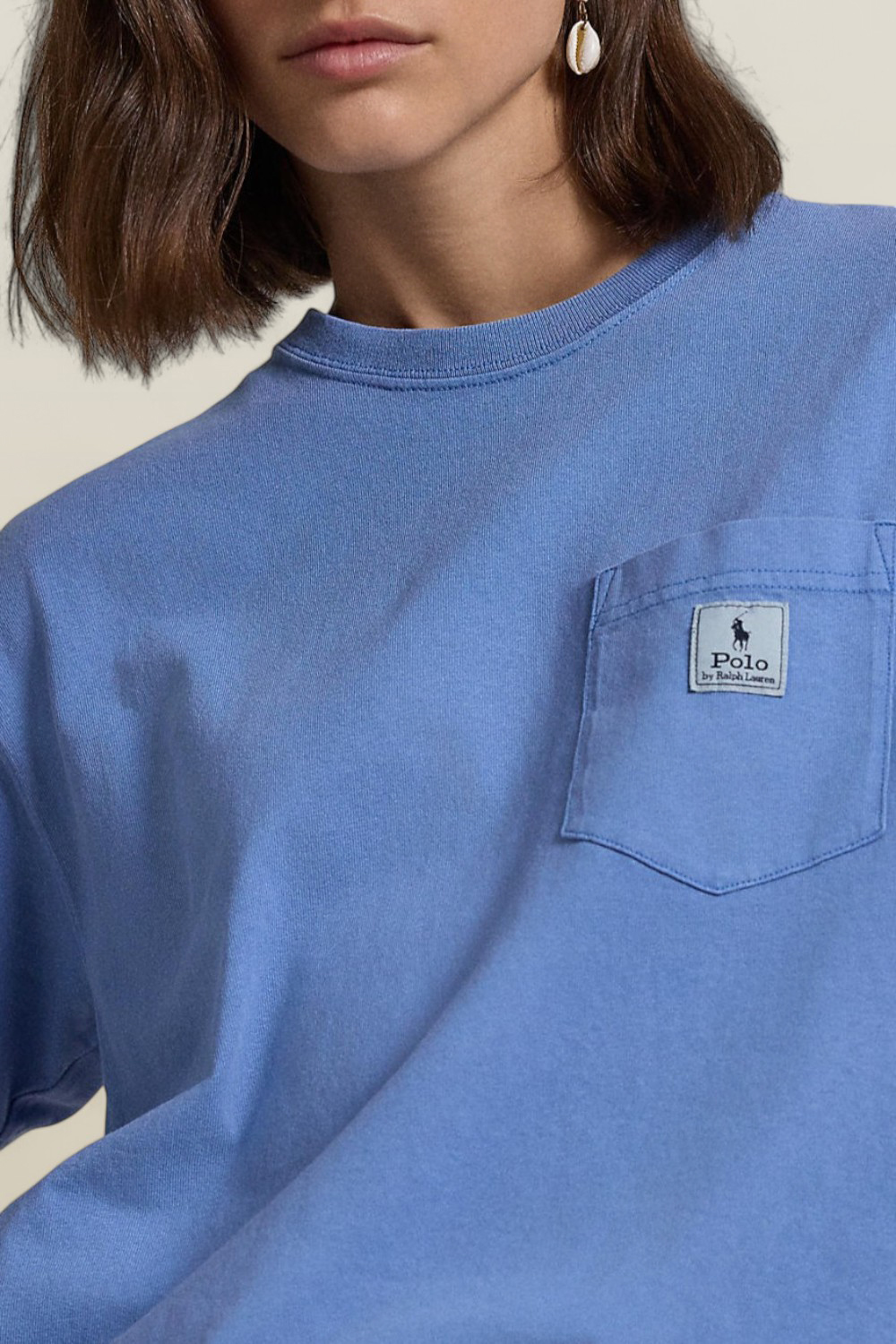 תמונת תקריב דוגמן של חולצת טי עם כיס