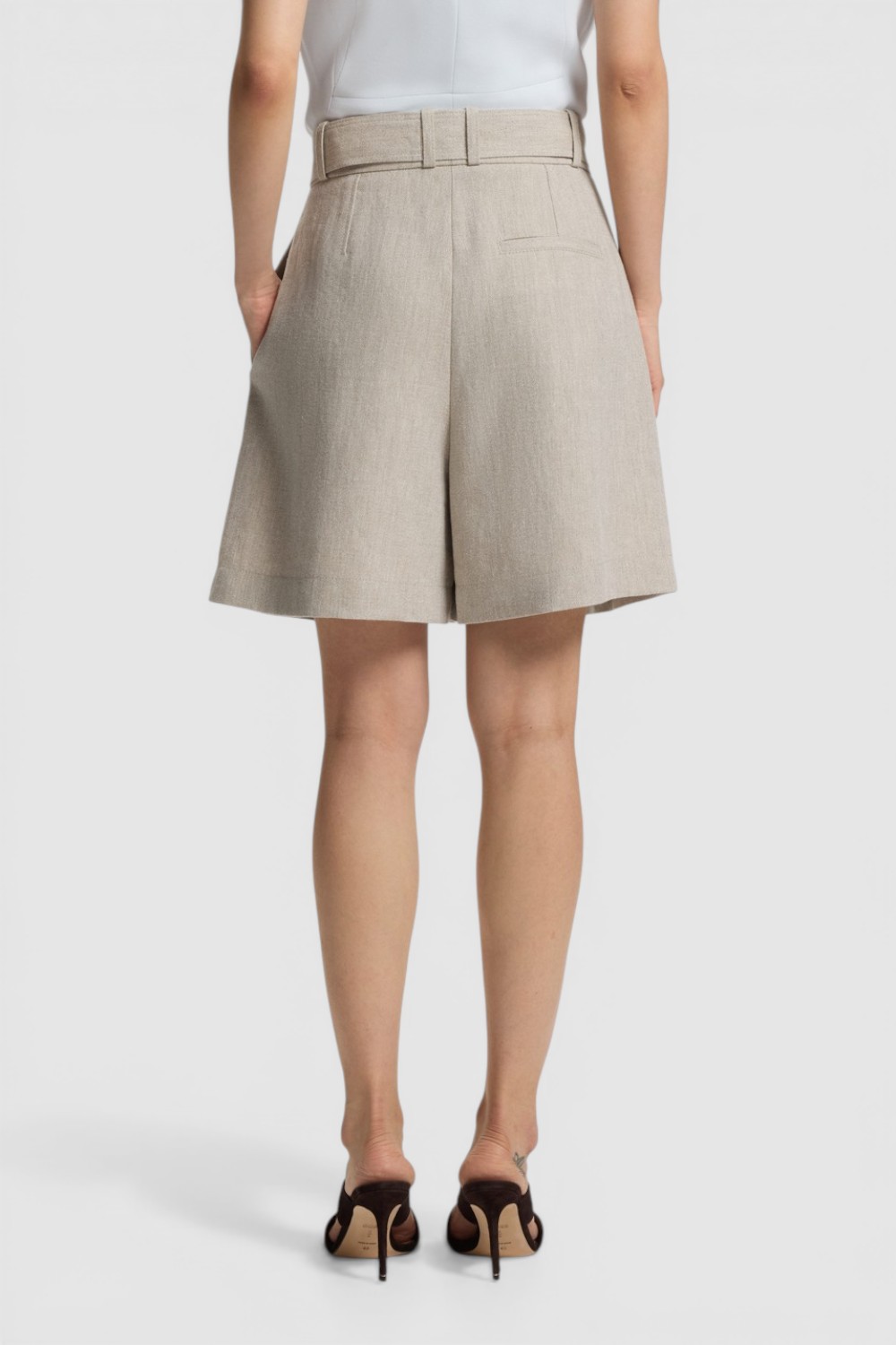 תמונת דוגמן אחורית של מכנסי קולוט בגזרה משוחררת