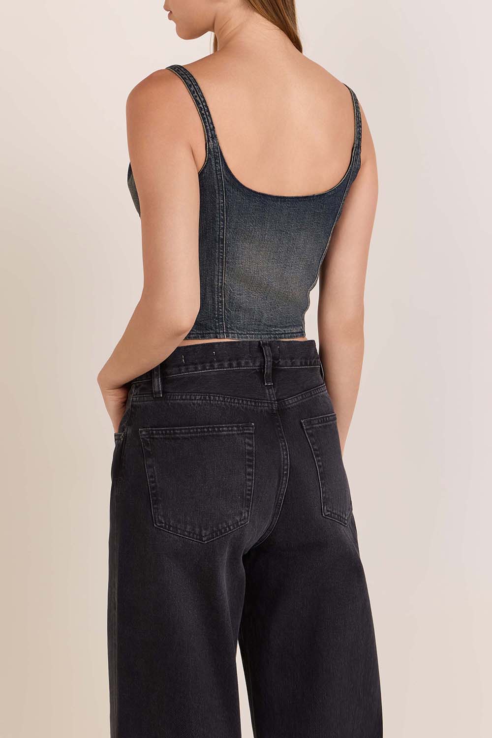 תמונת דוגמן אחורית של טופ מחוך ג'ינס