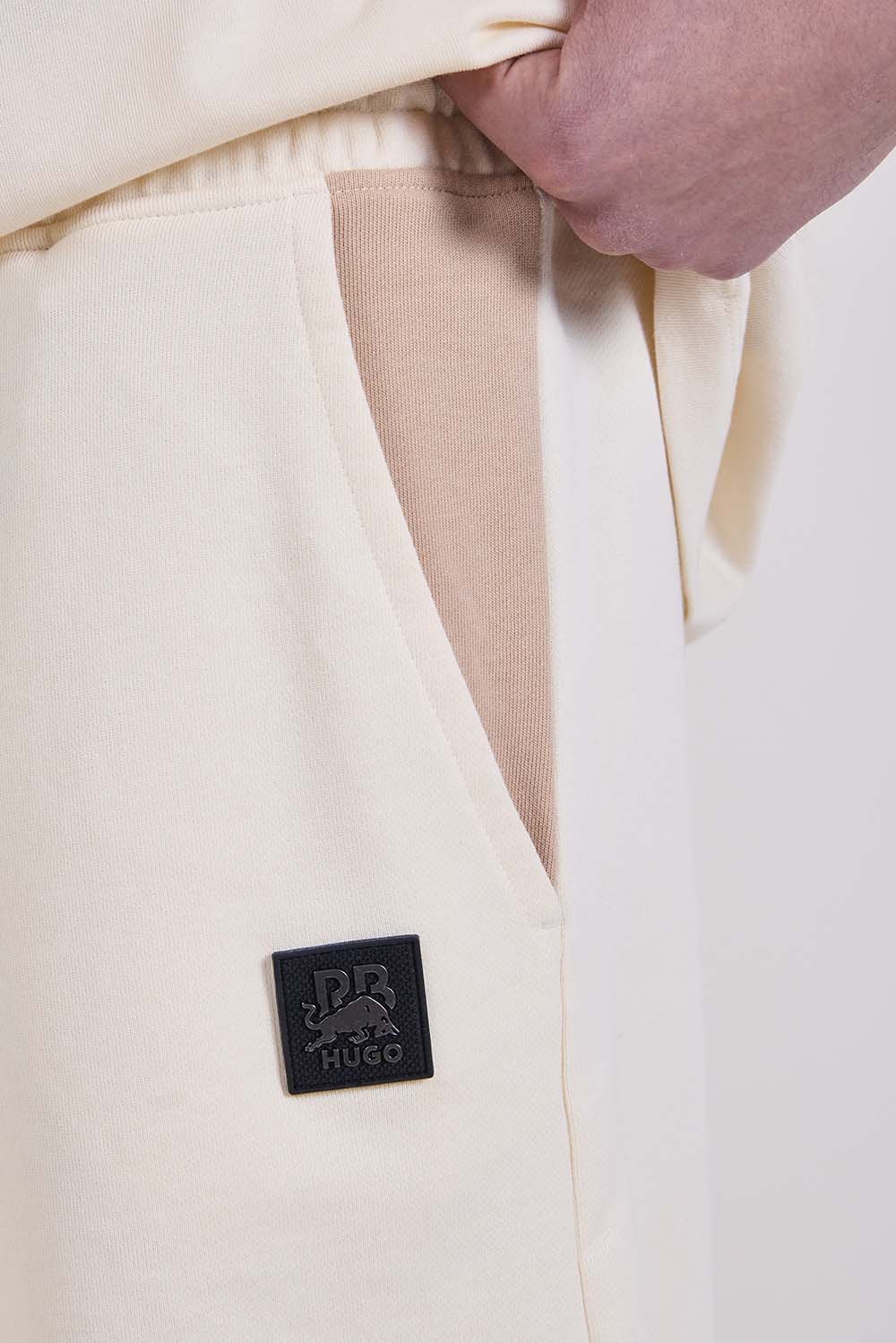 תמונת תקריב דוגמן של מכנסי ג'וגר קצרים