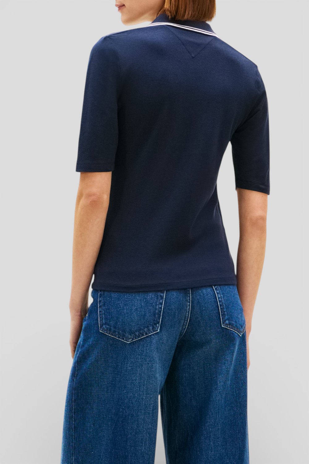 תמונת דוגמן אחורית של חולצת פולו