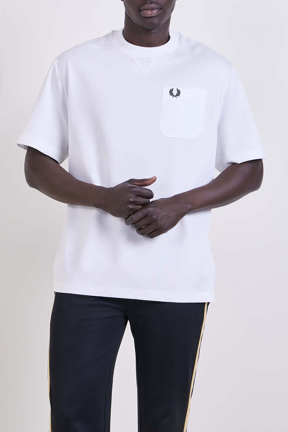 תמונת דוגמן קידמית של חולצת טי בגזרה משוחררת