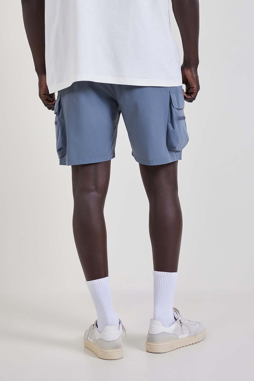 תמונת דוגמן אחורית של מכנסי ג'וגר קצרים