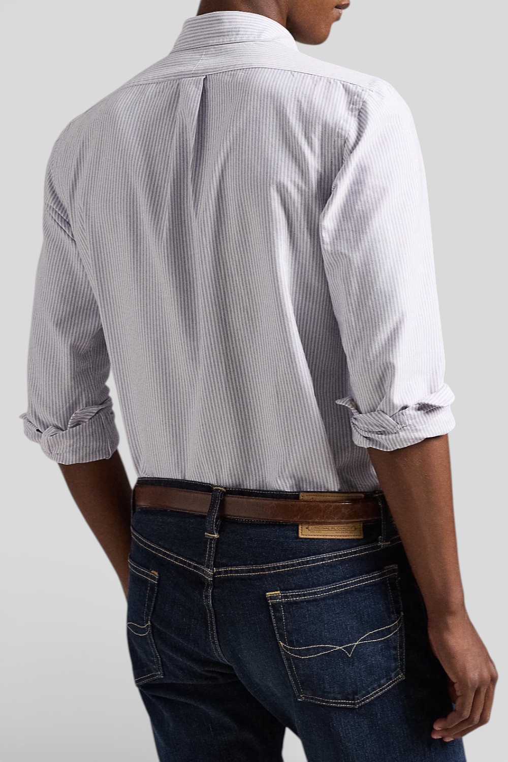 תמונת דוגמן אחורית של חולצה מכופתרת