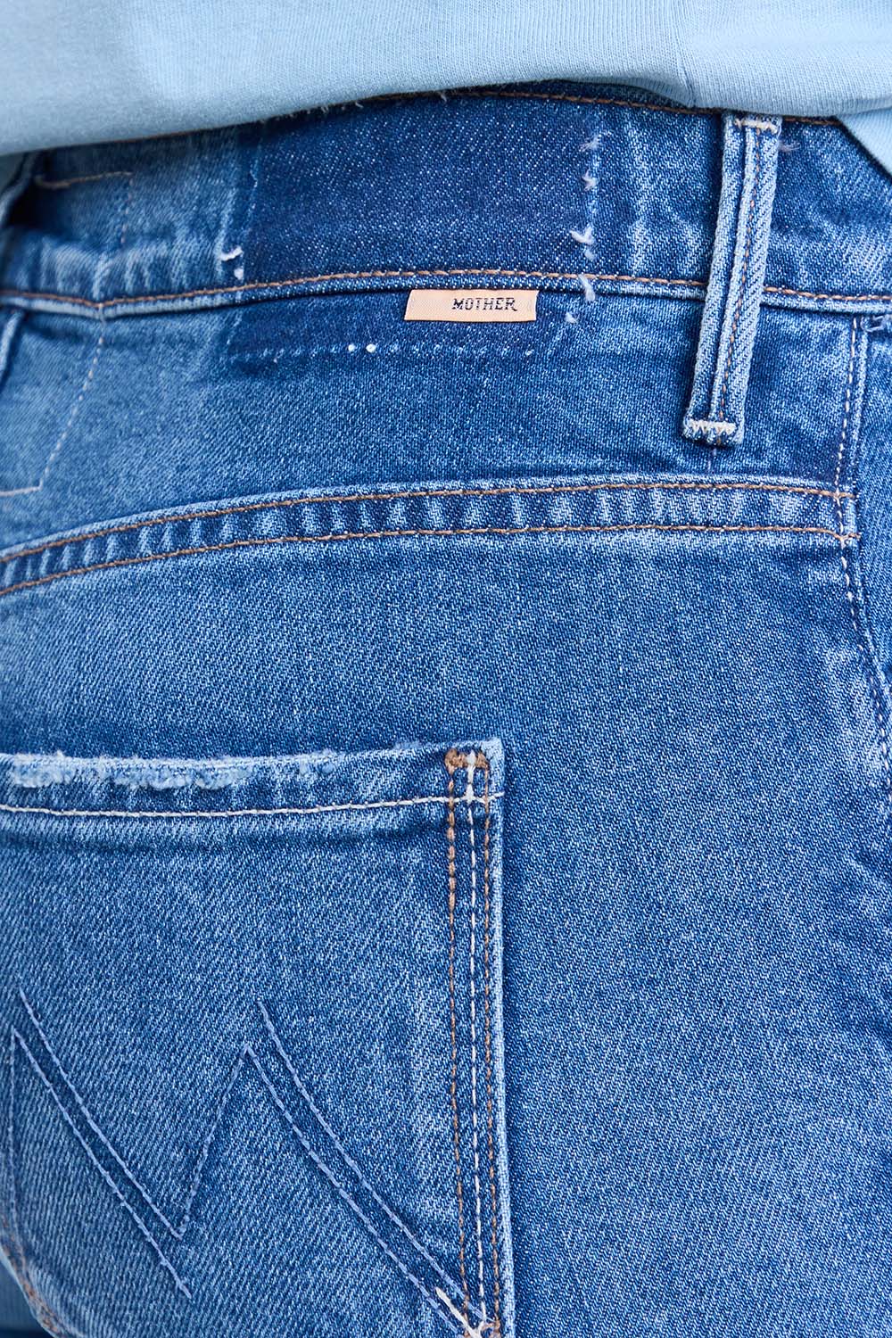 תמונת תקריב דוגמן של מכנסי ג&rsquo;ינס בגזרת בוטקאט