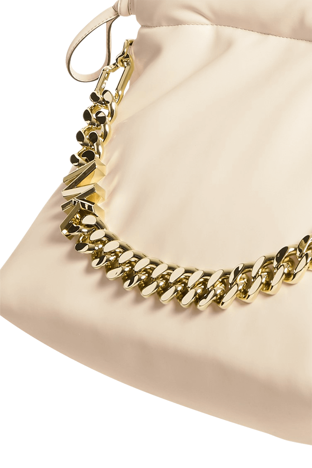 תמונת תקריב של תיק קרוס עם שרשרת בצבע שמנת