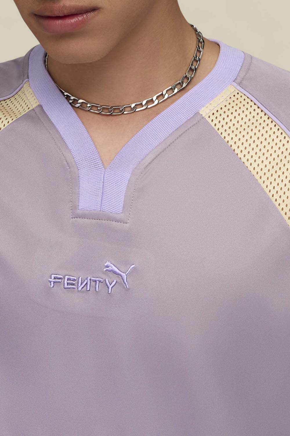 תמונת תקריב דוגמן של חולצת טי פומה X פנטי