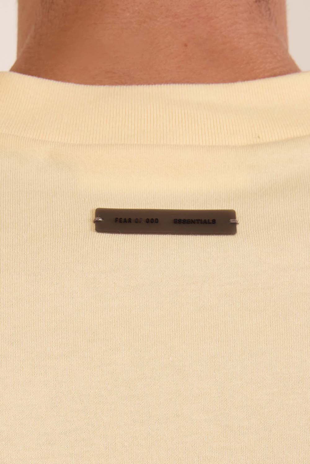 תמונת דוגמן אחורית של חולצת טי