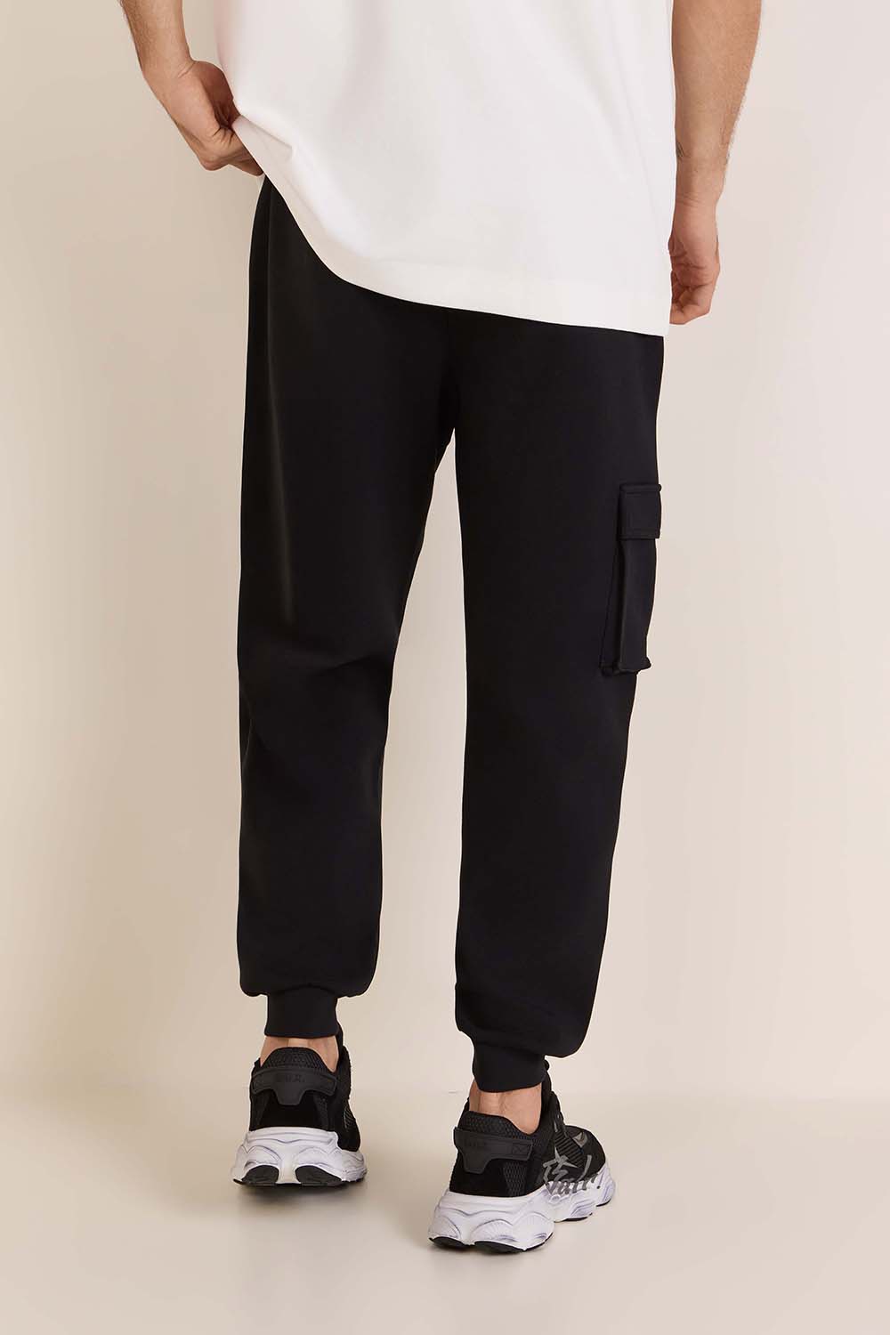 תמונת דוגמן אחורית של מכנסי טרנינג קרגו