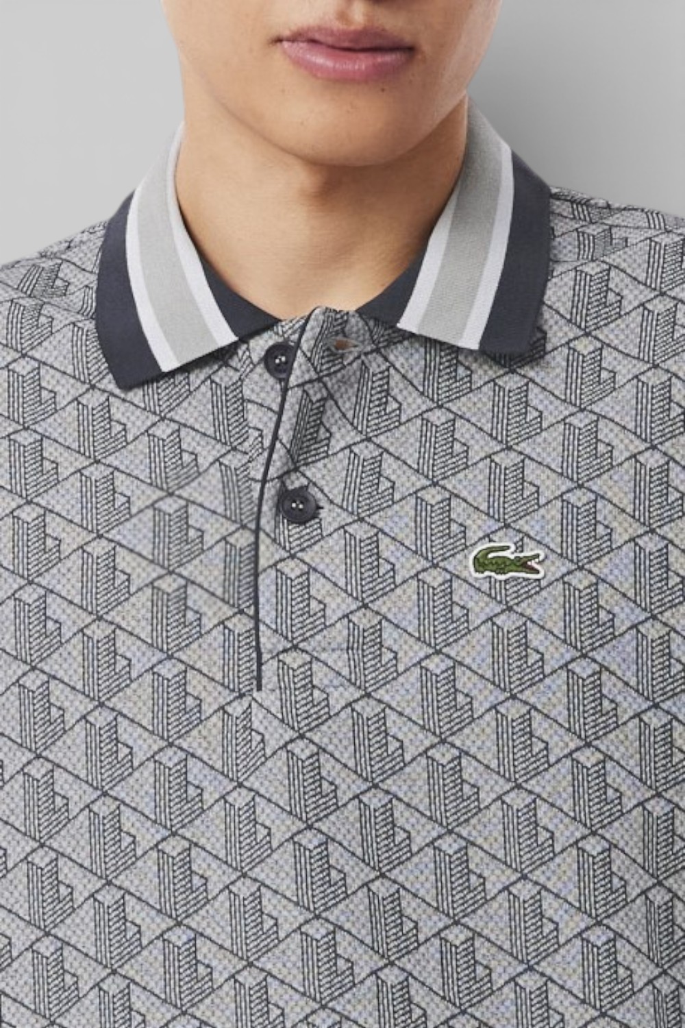 תמונת תקריב דוגמן של חולצת פולו