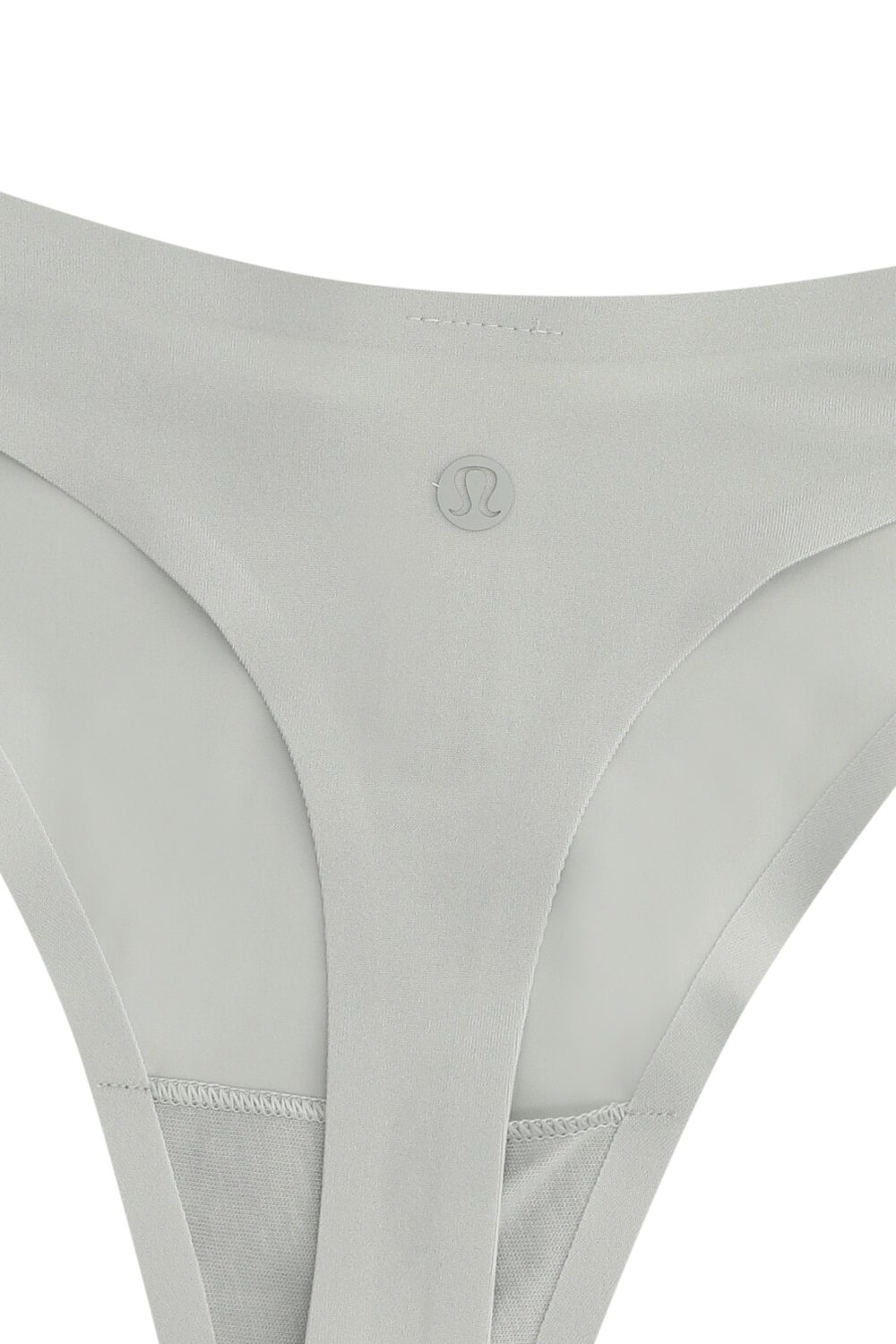 תמונת תקריב של Nulu Dipped-Waist Thong Underwear