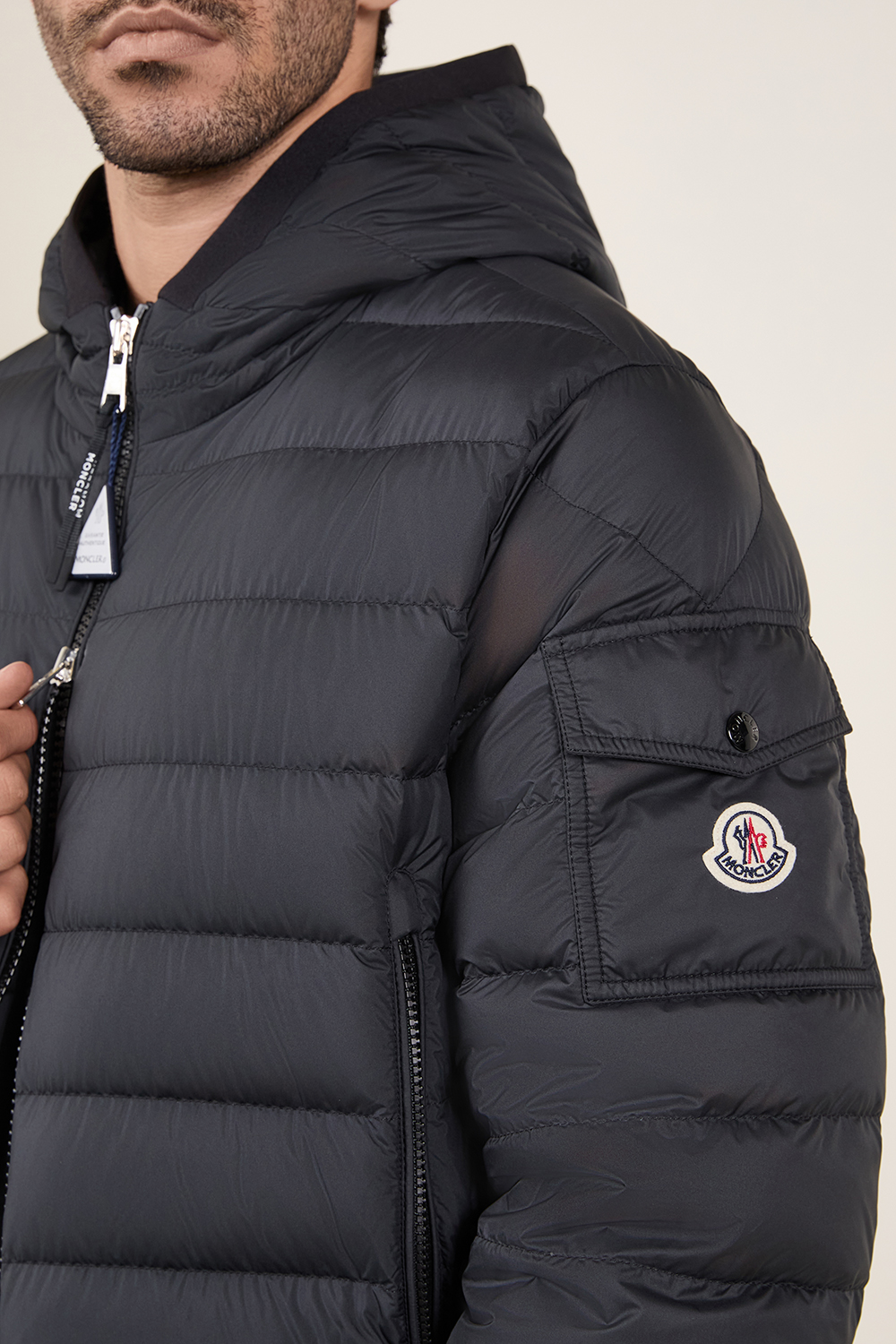 תמונת תקריב דוגמן של מעיל פוך קל