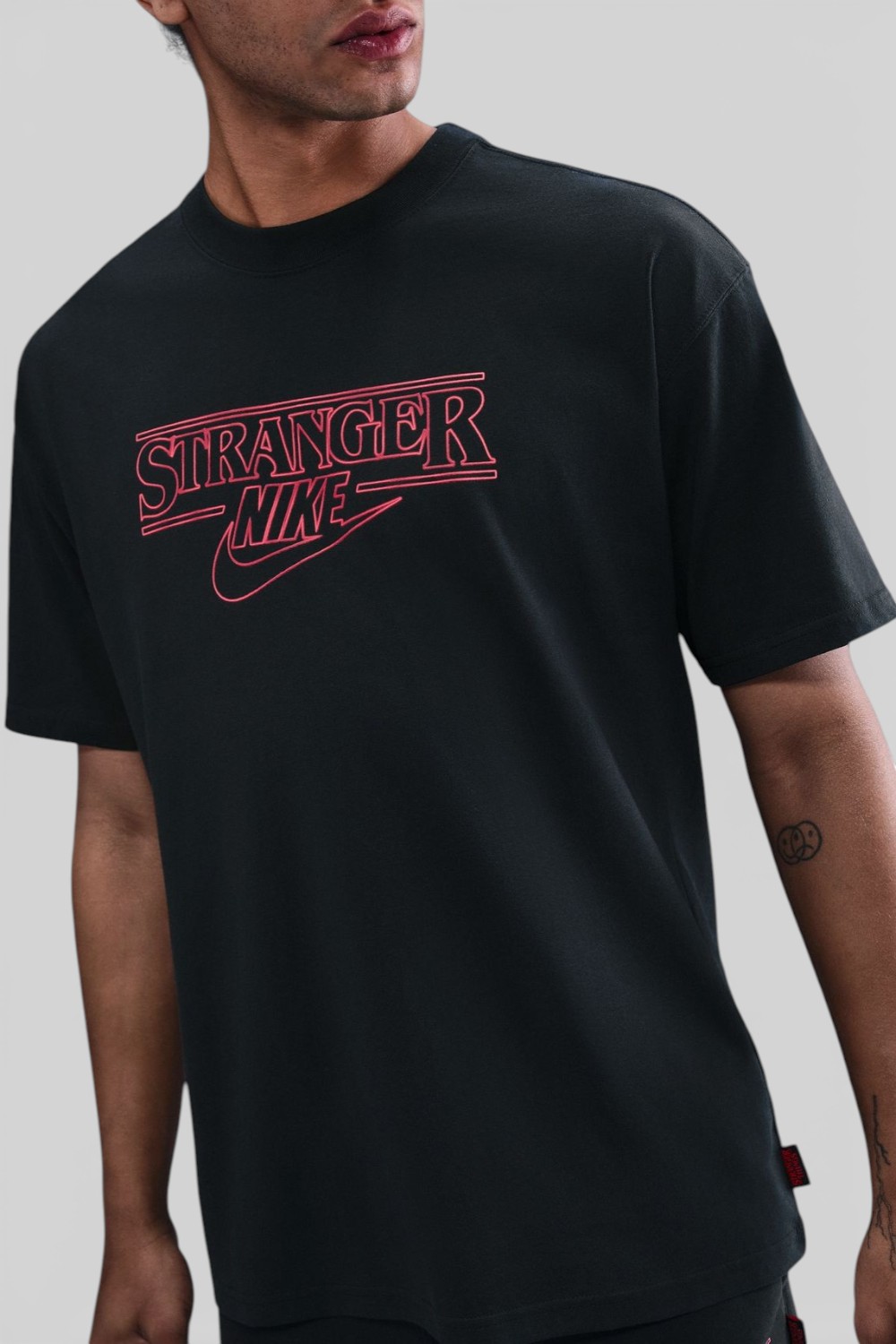 תמונת דוגמן קידמית של חולצת טי נייקי X דברים מוזרים