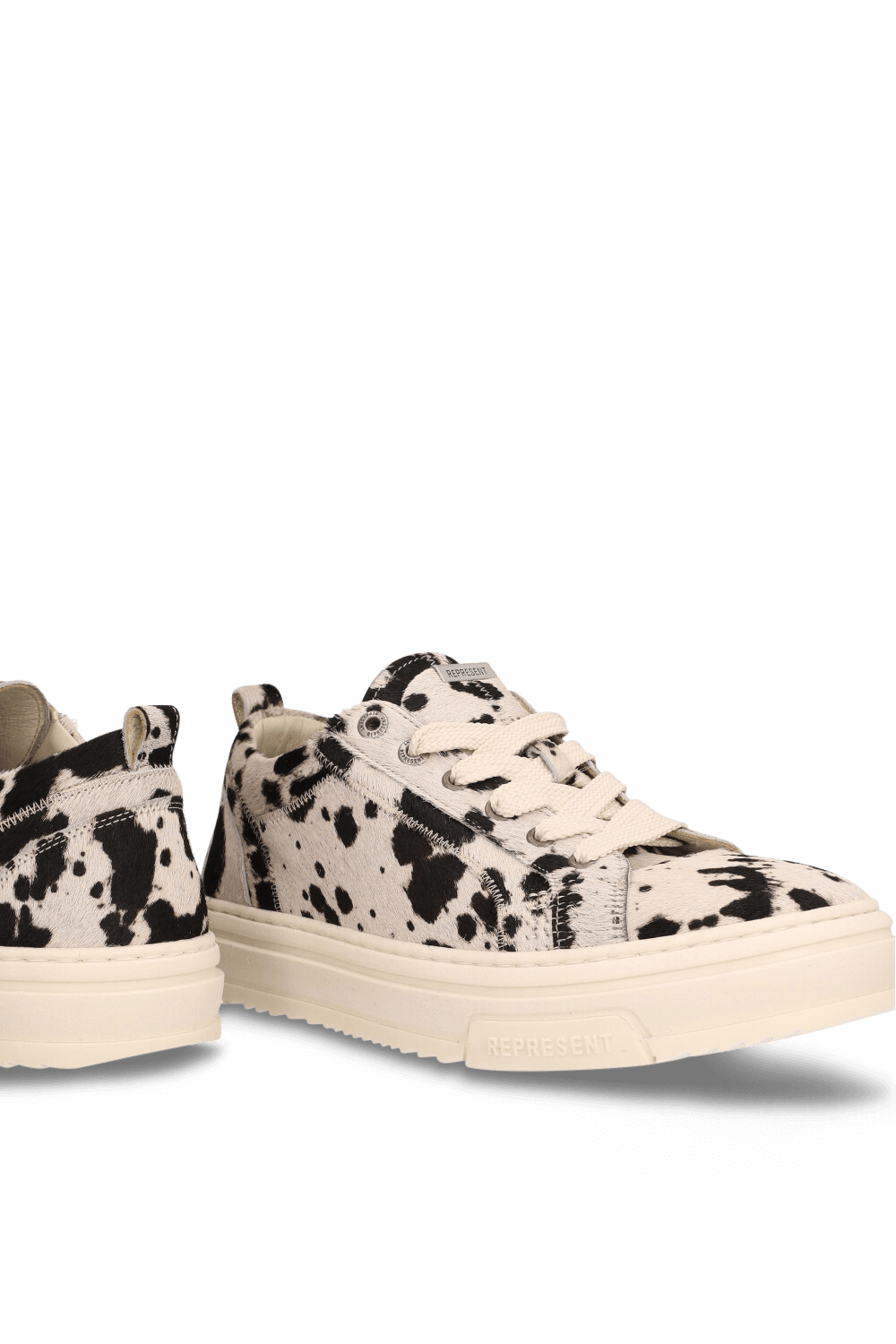 תמונת תקריב של נעלי סניקרס