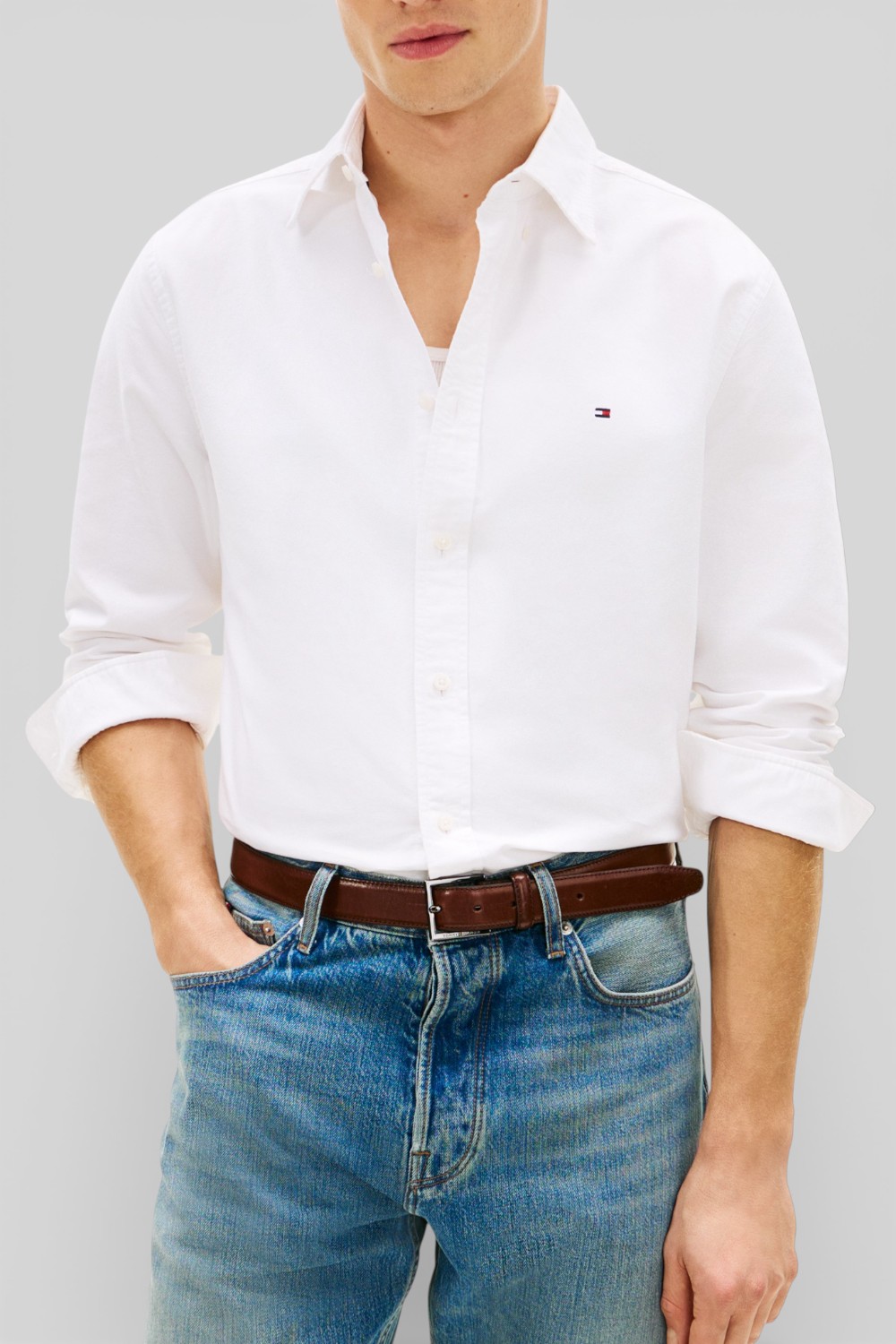 תמונת דוגמן קידמית של חולצה מכופתרת