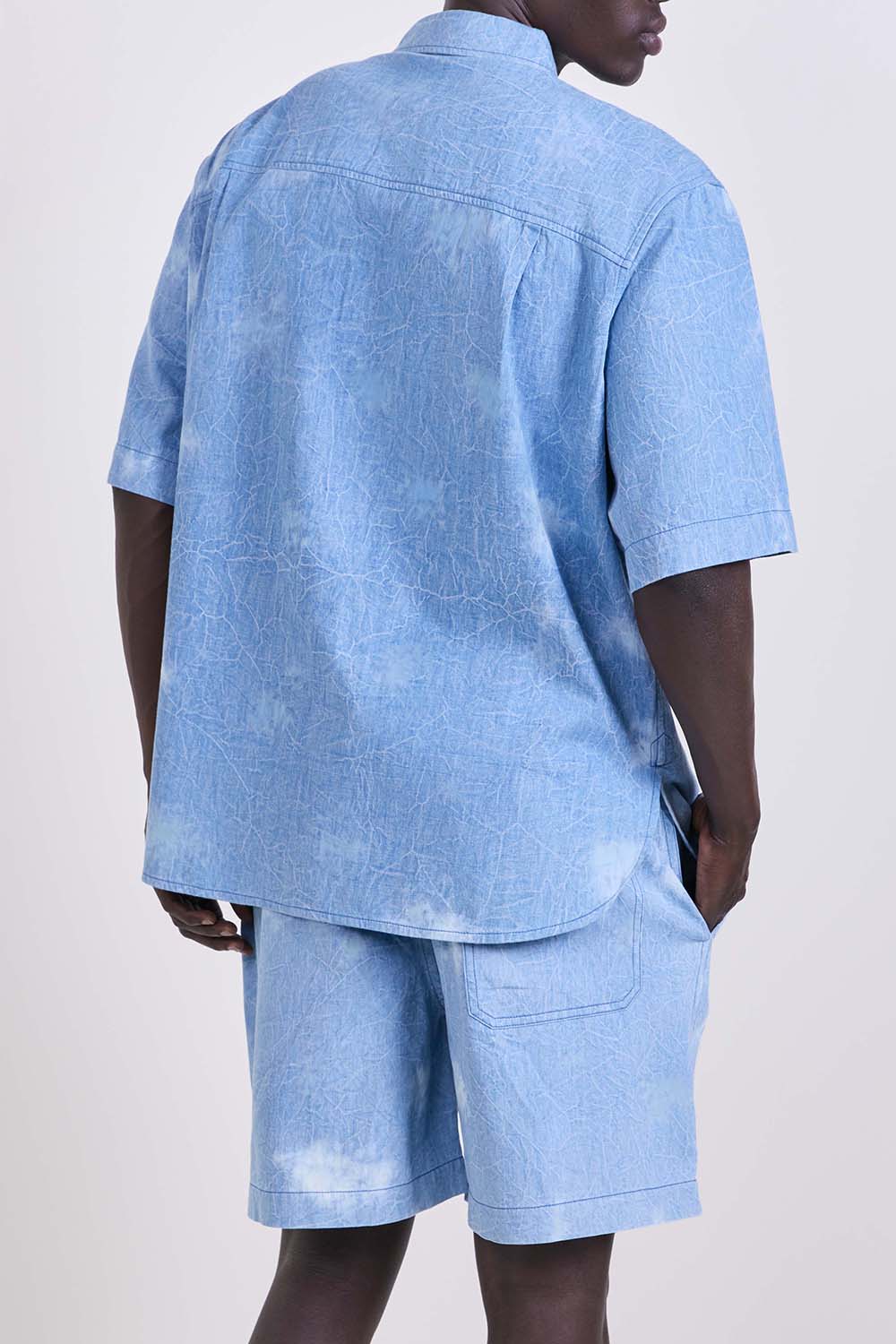 תמונת דוגמן אחורית של חולצה מכופתרת ג'ינס