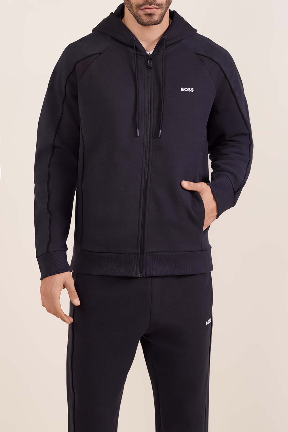 תמונת דוגמן קידמית של חליפת טרנינג