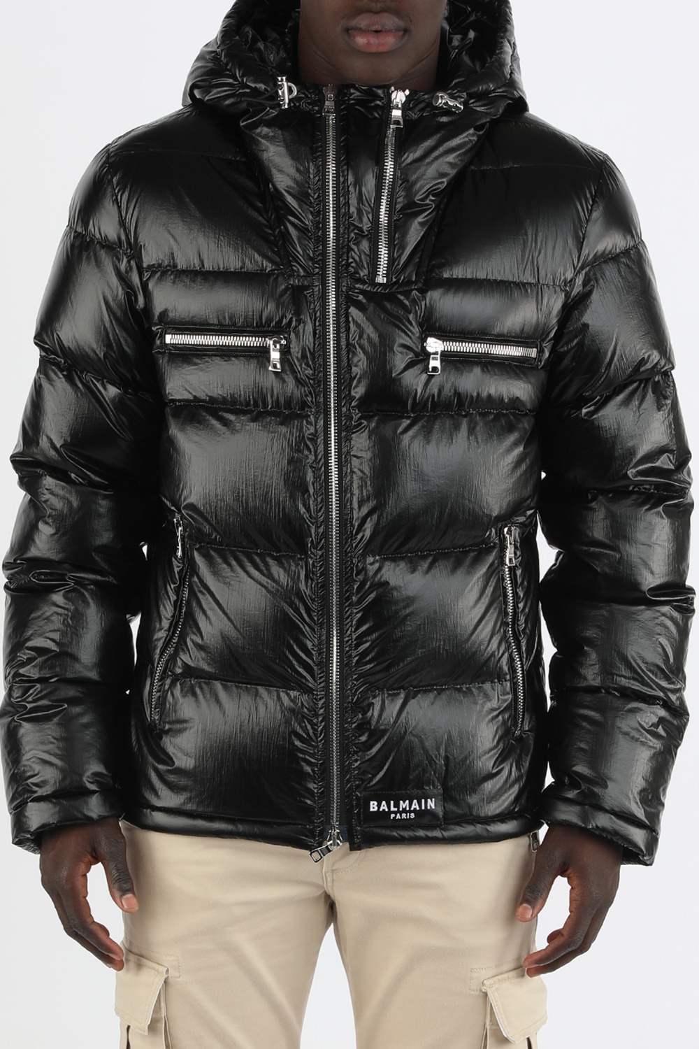 תמונת דוגמן קידמית של מעיל פאפר מרוכסן בגוון שחור מבריק