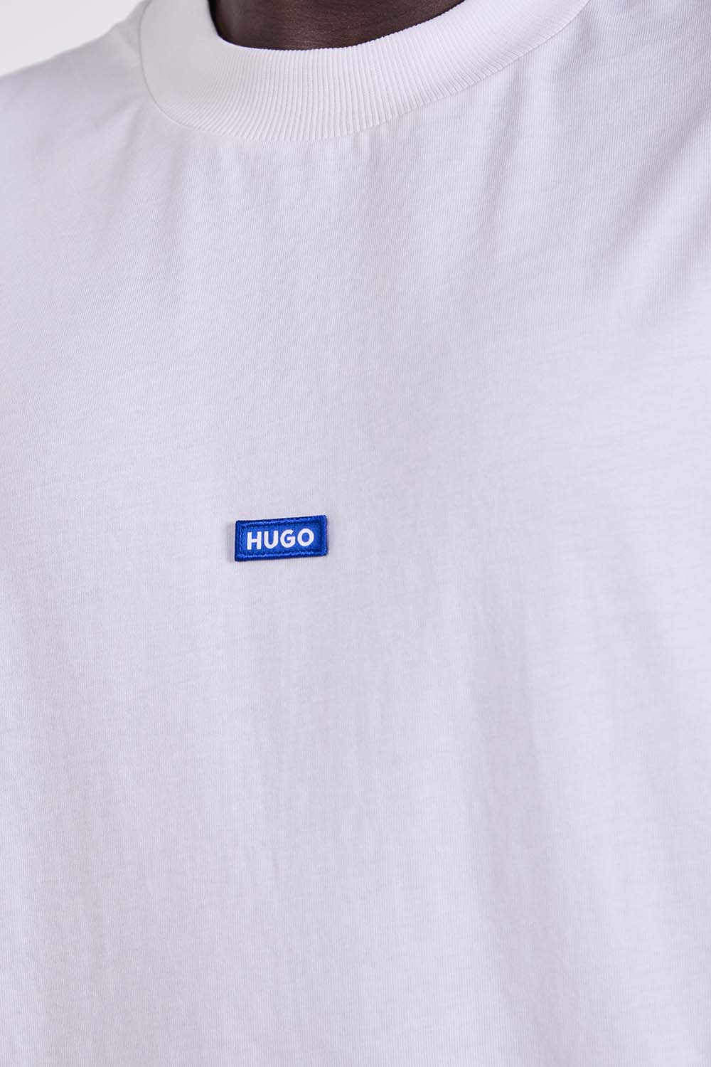 תמונת תקריב דוגמן של חולצת טי בגזרה ישרה