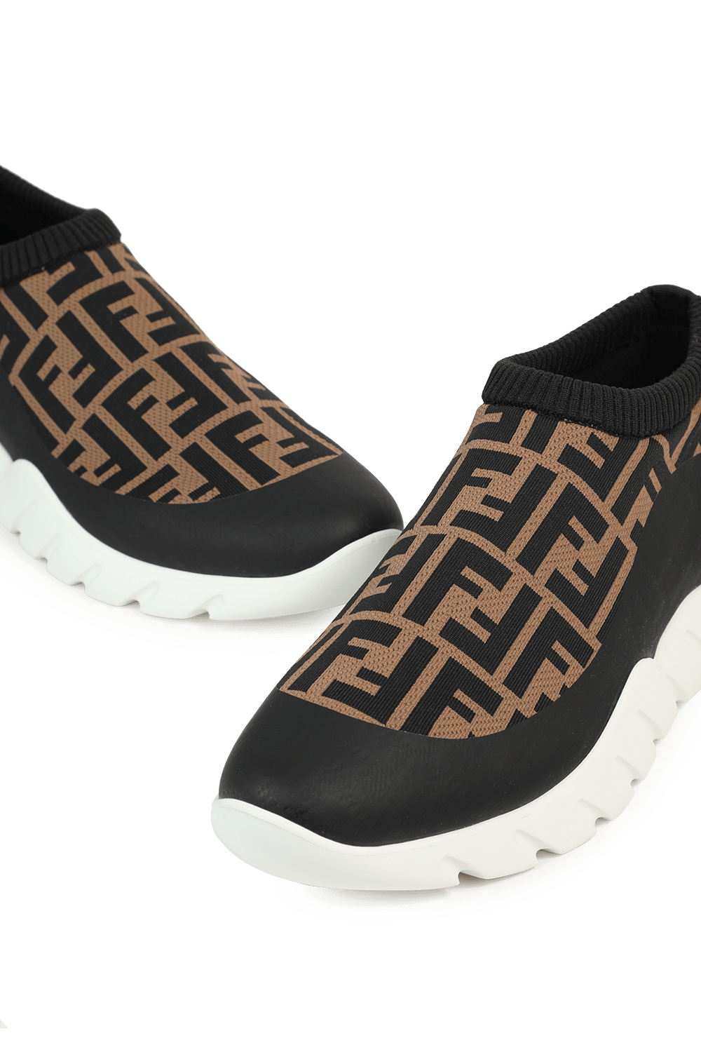 תמונת תקריב של נעלי סניקרס מונוגרמיות בגווני חום ושחור