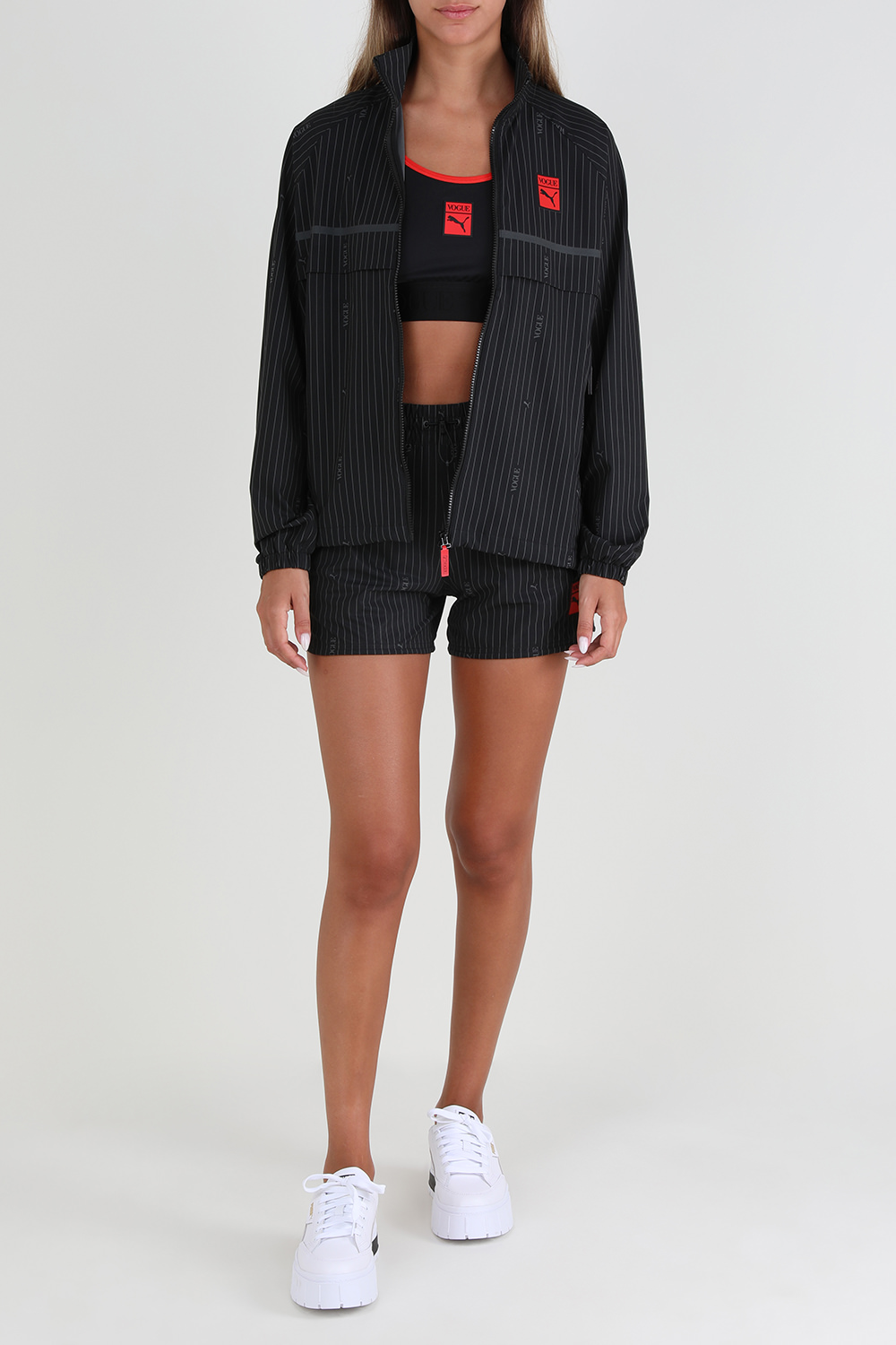 תמונת דוגמן קידמית של סניקרס מייז עם לוגו