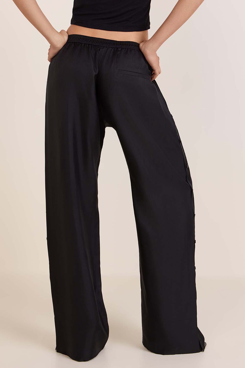 תמונת דוגמן אחורית של מכנסי ג'וג ממשי