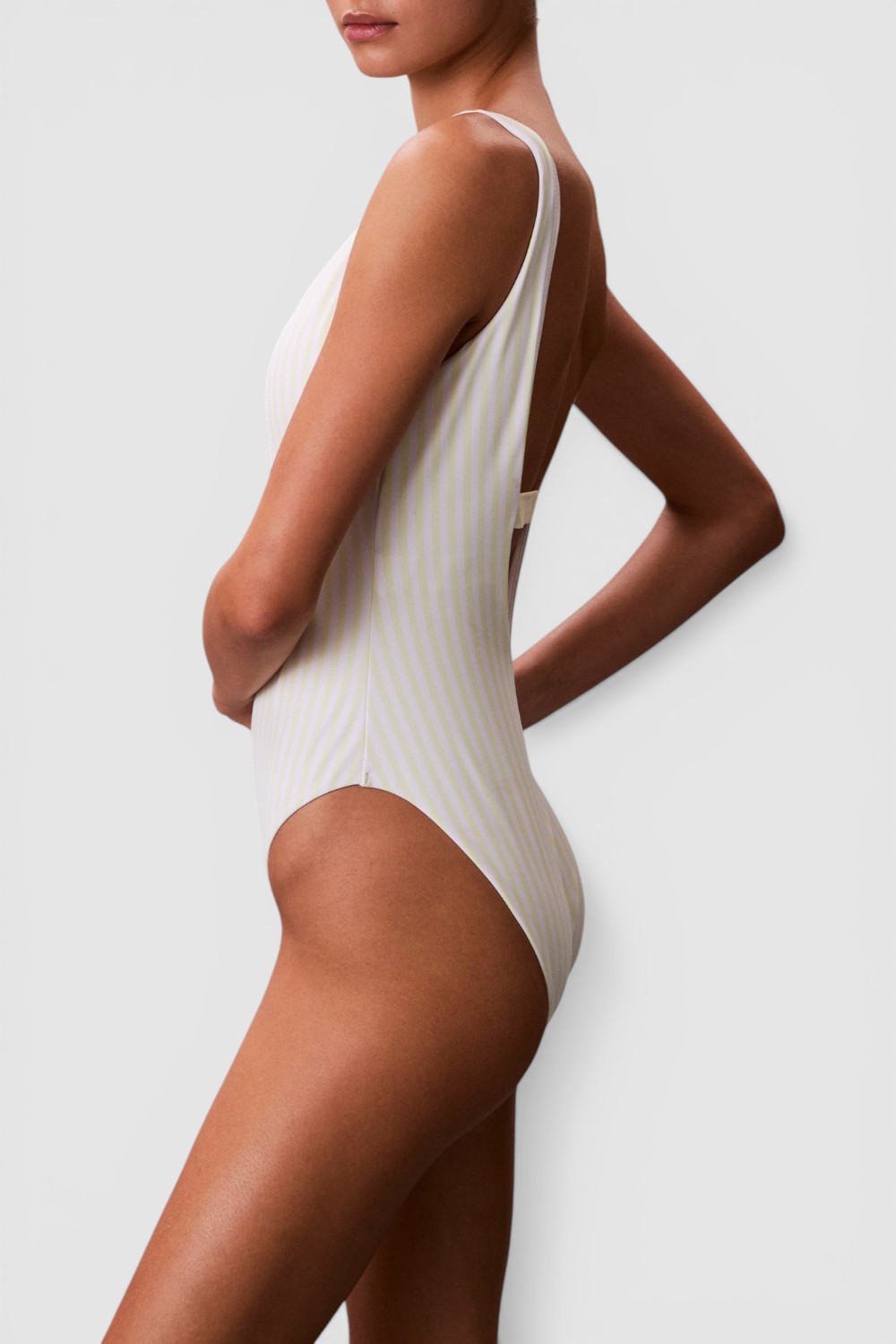 תמונת תקריב דוגמן של בגד ים שלם