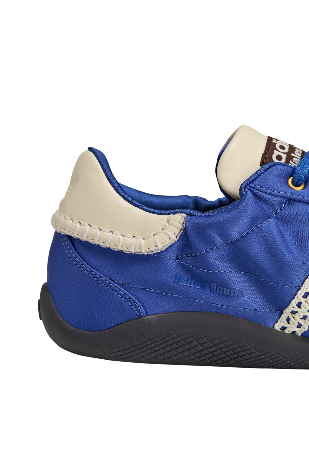 תמונת פנים של נעלי סניקרס