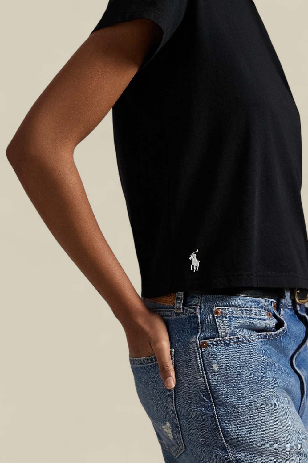 תמונת תקריב דוגמן של חולצת טי