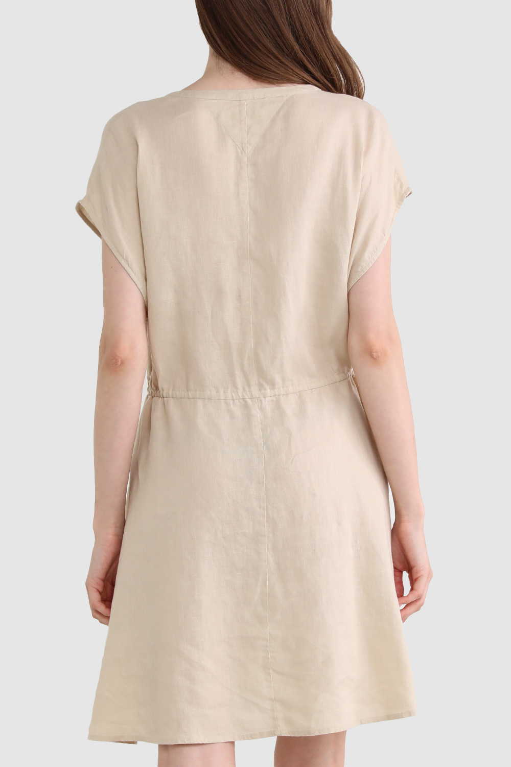 תמונת דוגמן אחורית של שמלת פשתן קצרה 