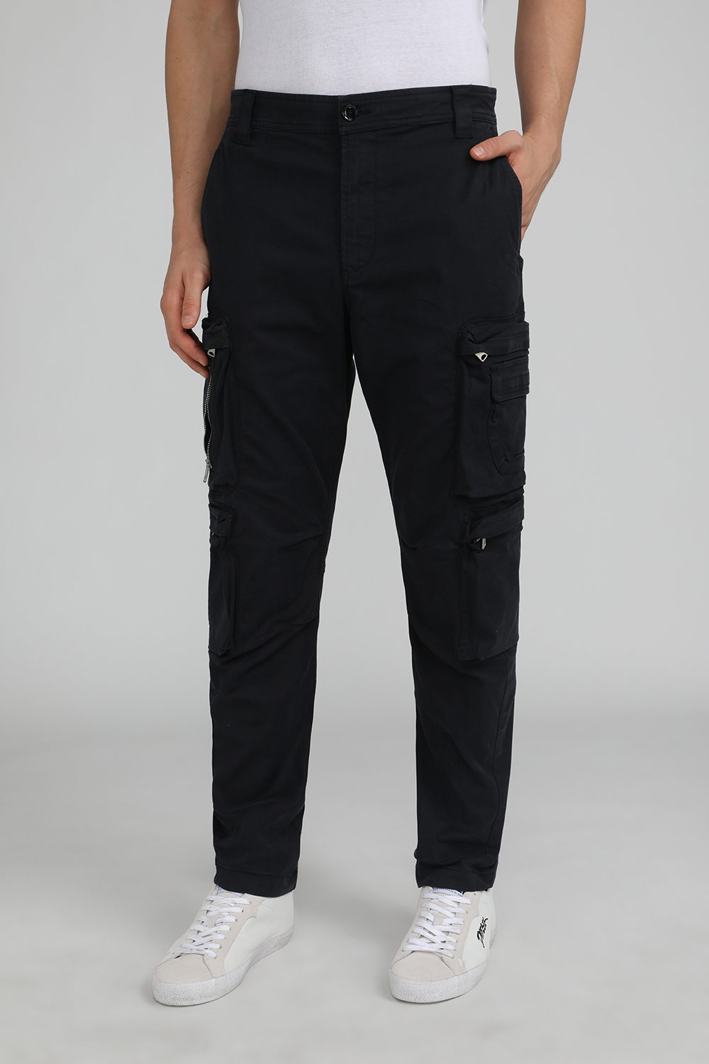 תמונת דוגמן קידמית של מכנסיים ארוכים במראה קרגו