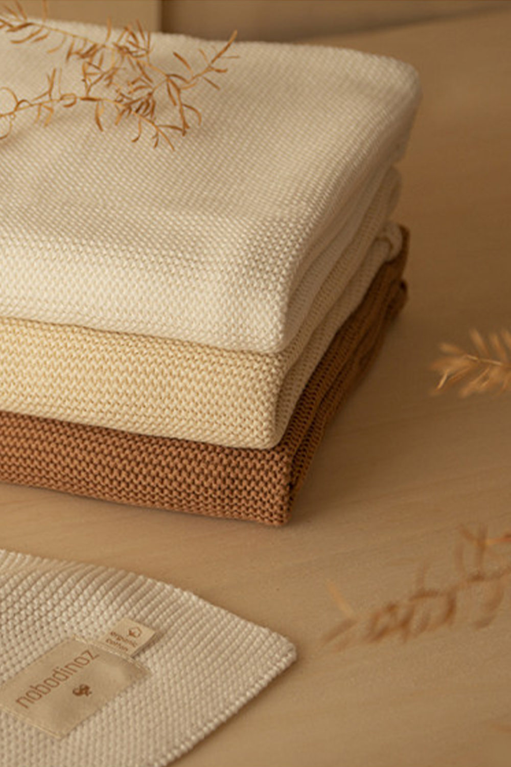 תמונת אווירה של שמיכה סרוגה ותיק בד מכותנה אורגנית