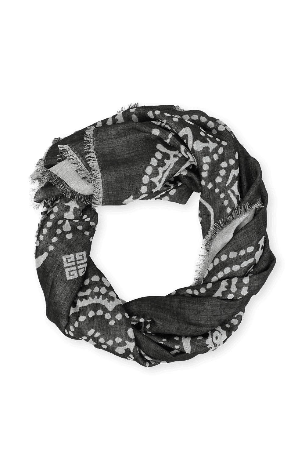 תמונת תקריב של צעיף משי שחור עם עיטורים