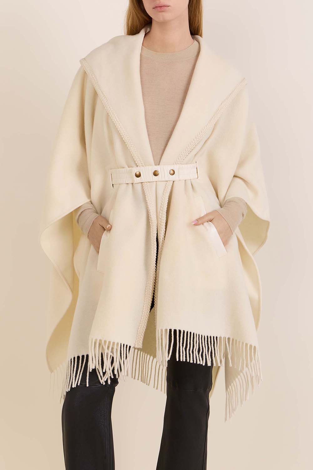 תמונת דוגמן קידמית של שכמייה עם פרנזים