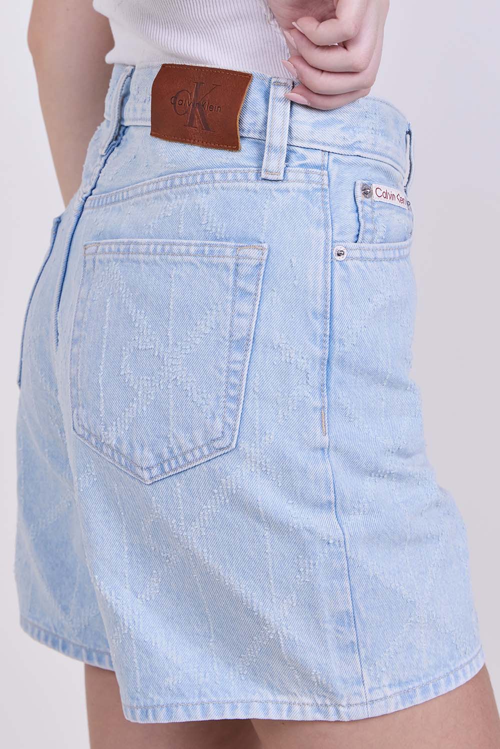 תמונת תקריב דוגמן של מכנסי ג'ינס קצרים