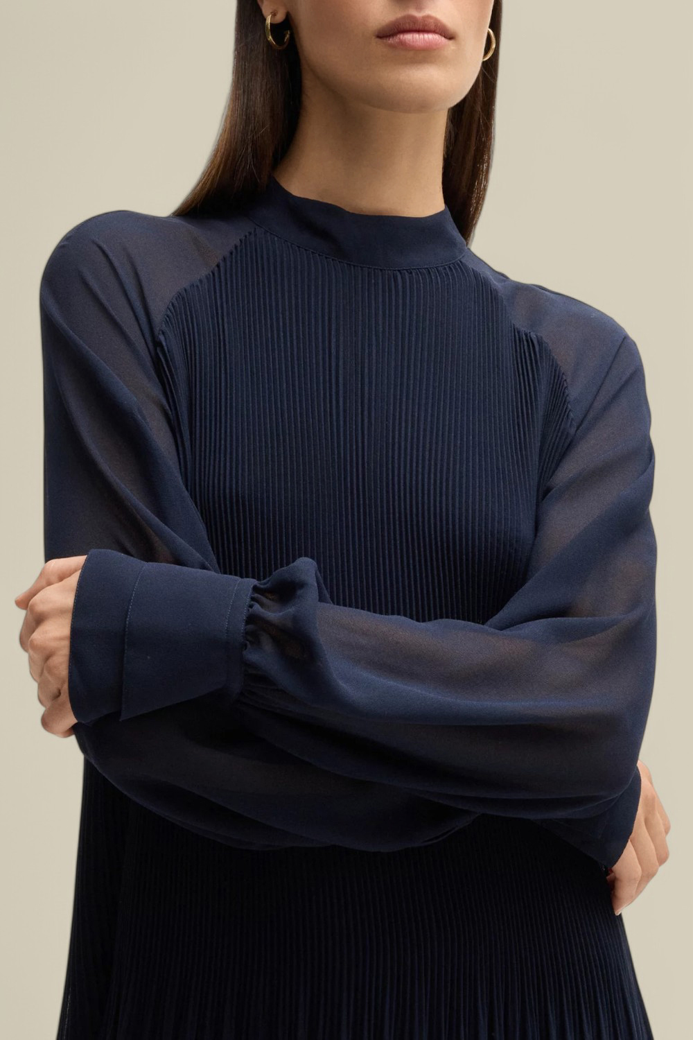 תמונת תקריב דוגמן של שמלת מיני פליסה