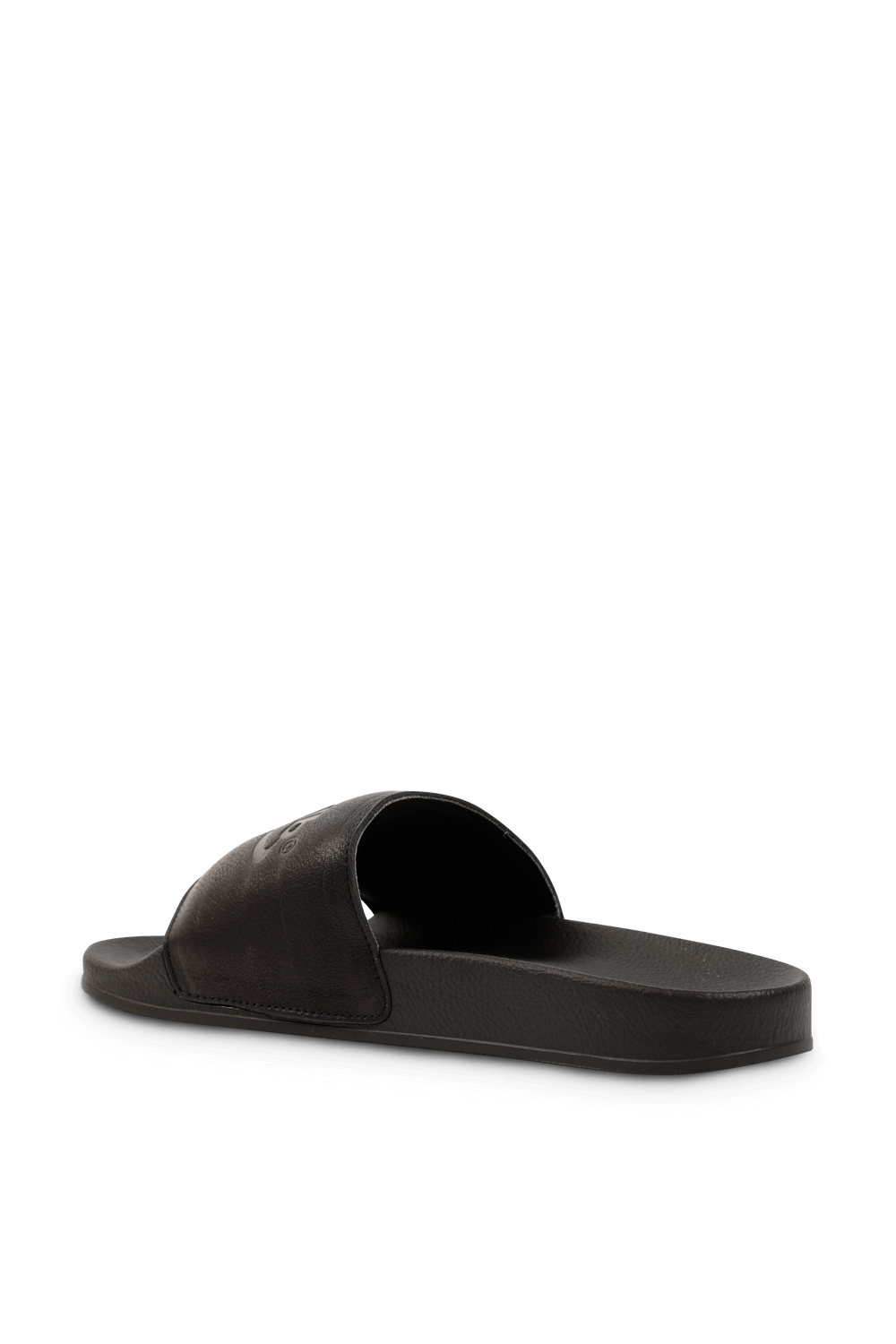 תמונת תקריב של כפכפי סליידס שחורים עם לוגו