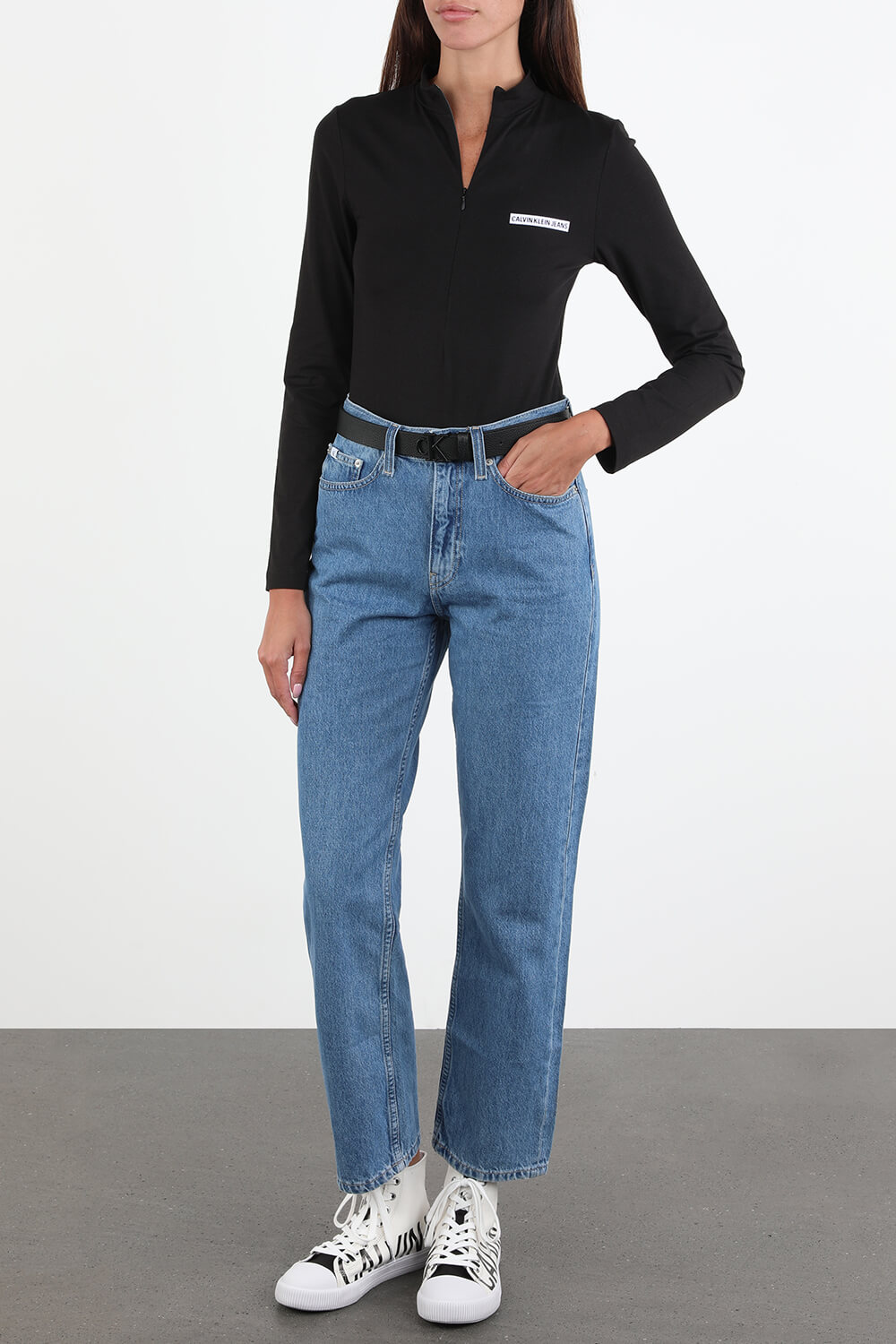 תמונת דוגמן קידמית של חגורת לוגו מעור מגורען בצבע שחור