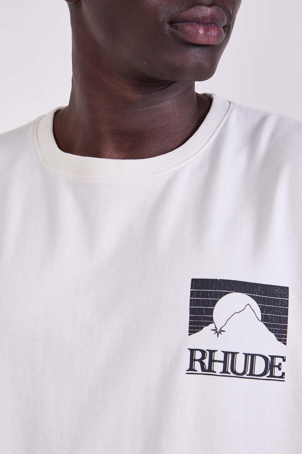 תמונת תקריב דוגמן של חולצת טי