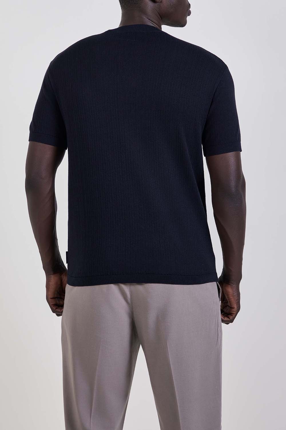 תמונת דוגמן אחורית של סריג טי