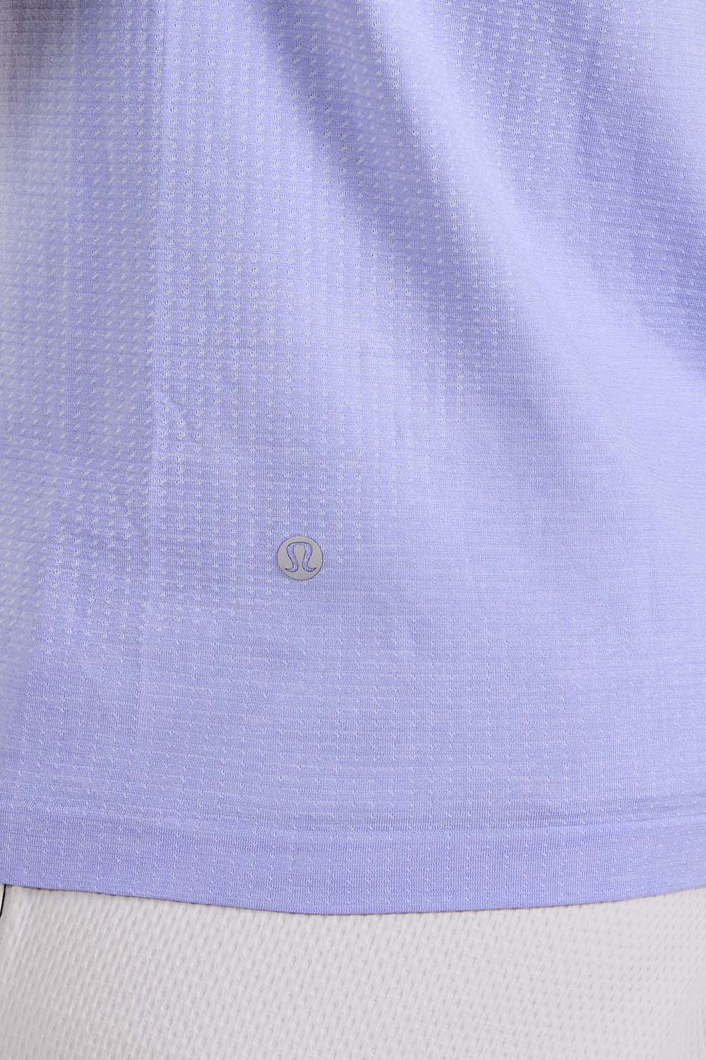 תמונת תקריב דוגמן של Metal Vent Tech Short Sleeve Shirt