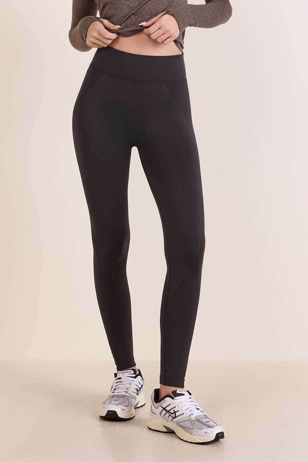 תמונת דוגמן קידמית של Seamless Mesh High-Rise Training Tight 25